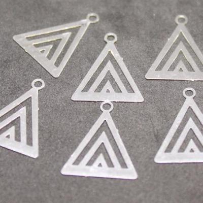 Lot de 6 triangles métal argent clair 16x13mm